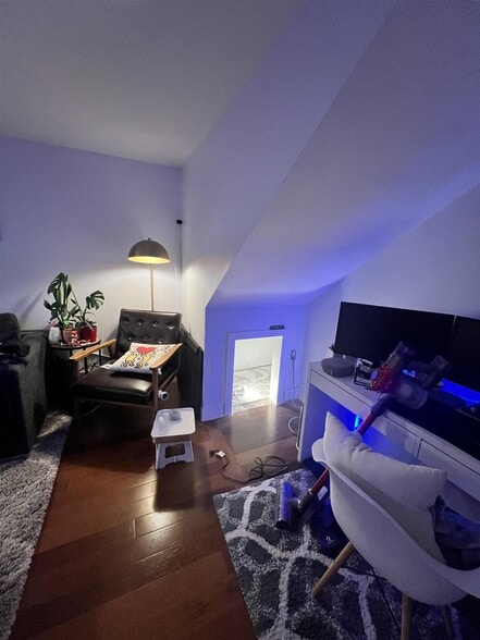 Building Photo - 14 Locust St