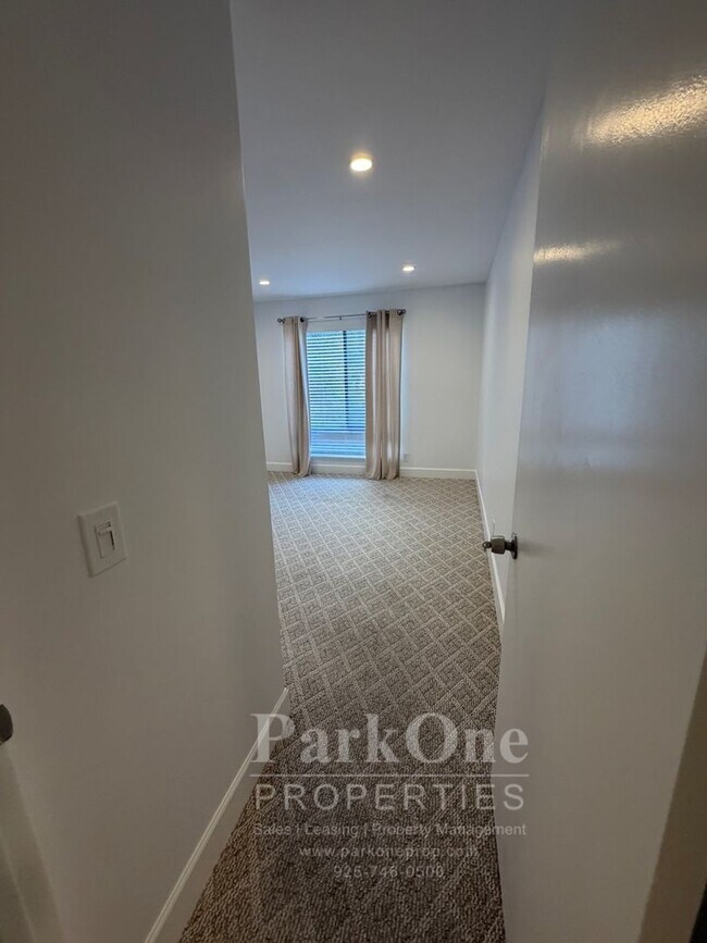 Building Photo - Spacious Condo Near Downtown Walnut Creek Available Now!