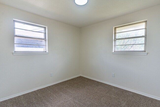 Building Photo - 2804 SE 47th St