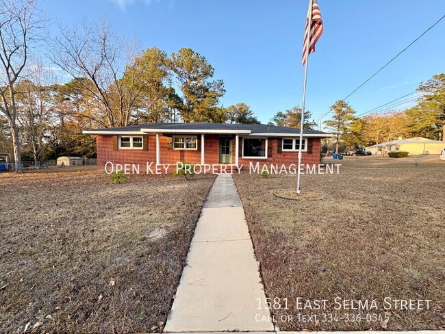 Building Photo - 1581 E Selma St