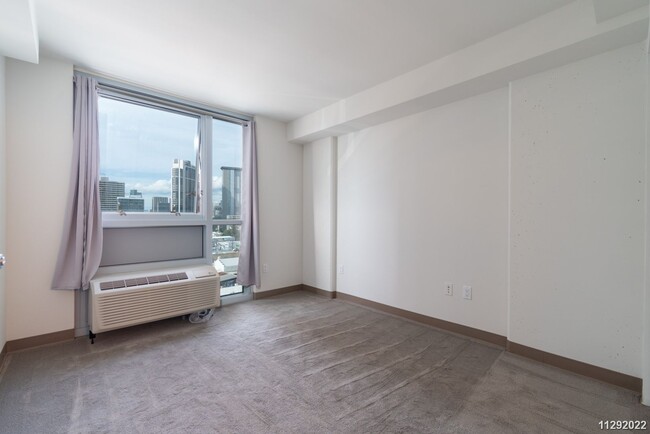 Building Photo - Modern 1BR Condo in Prime Ward Village - T...