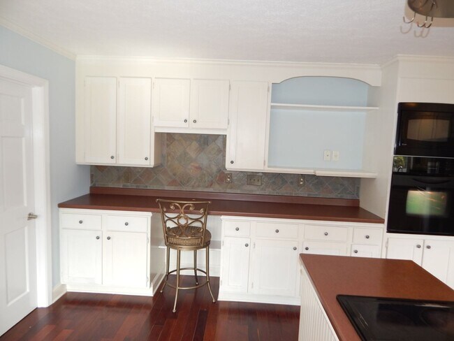 Building Photo - Spacious home in Pine Valley.