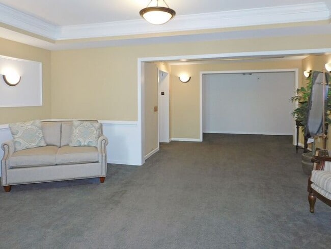 Building Photo - Pet Friendly Condo with Private Balcony and 1 Car Garage