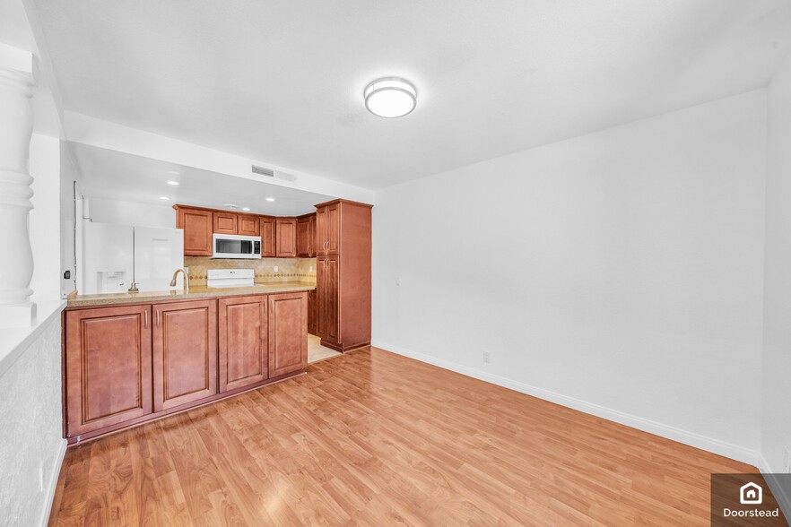 Building Photo - 4739 Larwin Ave