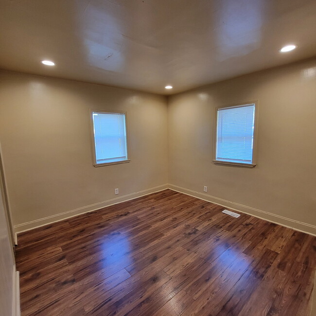 Building Photo - Near Eastside 3BR/2BA House w/Garage!