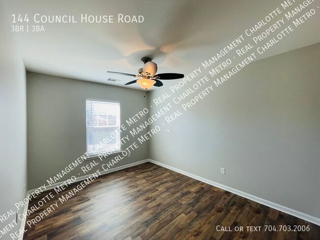 Building Photo - Beautiful Townhome in Catawba Village