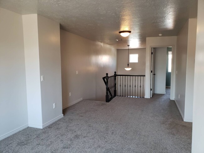 Building Photo - Gorgeous 3 bedroom 2.5 baths with great am...