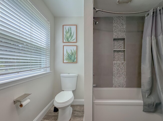 Building Photo - 1044 Seminole Dr