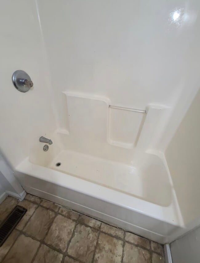Building Photo - 913 Brookside Dr