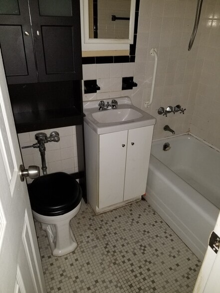 Building Photo - 3 Sadore Ln