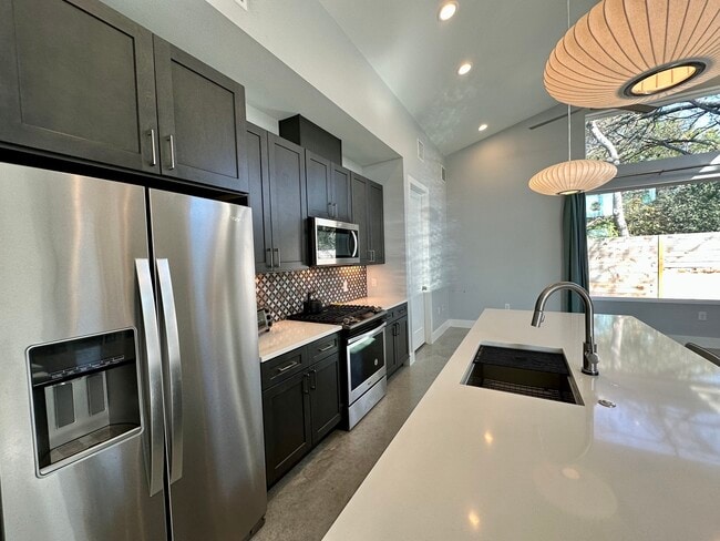 Building Photo - 5008 Lott Ave