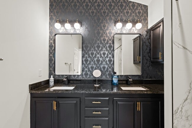 Building Photo - Newly Remodeled Townhome in Fourth Ward – ...