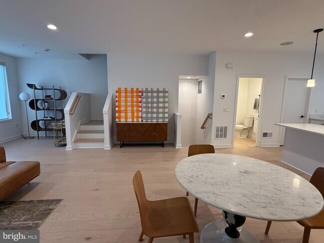 Building Photo - 3006 S Northbank Pl