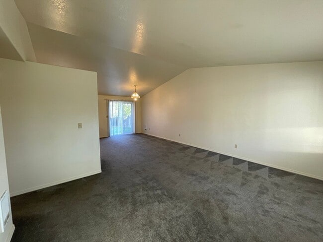 Building Photo - 3 Bedroom / 2 Bathroom Home in SW Redmond - PENDING APPLICATION