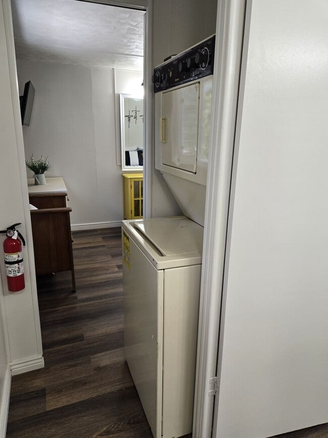 Building Photo - Great Two Bedroom Close To Midtown