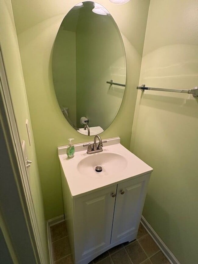 Building Photo - Cozy Living