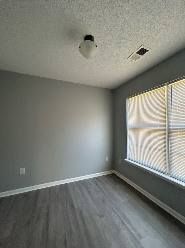 Building Photo - Charming 3BR /2BA  Home with many upgrades in North Charleston