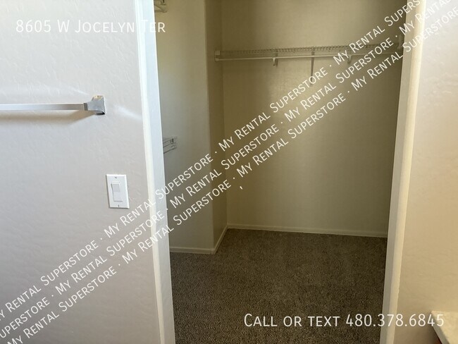 Building Photo - 8605 W Jocelyn Terrace