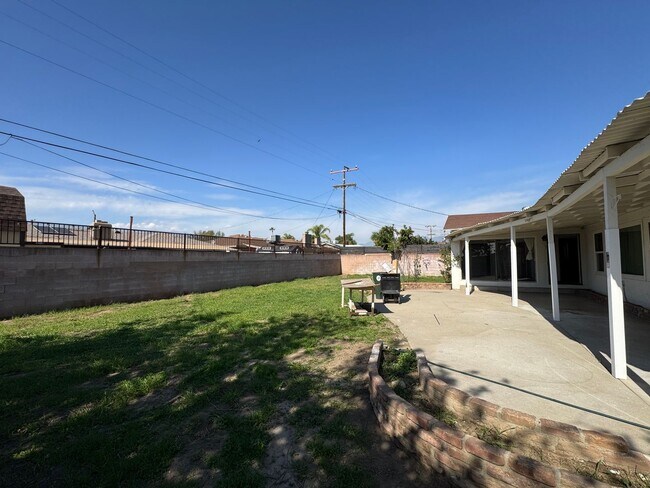 Building Photo - Spacious 3 Bedroom, 2.5 Baths Home for Lease in Rialto with Attached Garage