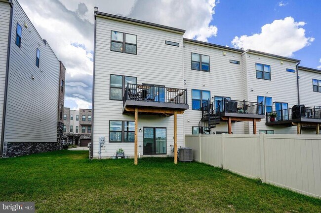 Building Photo - 869 Amity St