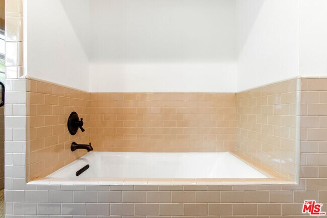 Building Photo - 458 N Alfred St