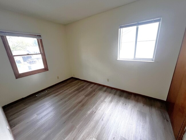 Building Photo - 3 Bedroom 1 Bath Home in Beautiful Iowa City!