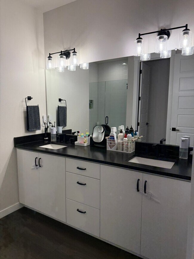 Building Photo - Beautiful Home with lots of upgrades.... A...