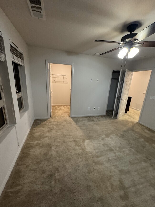 Building Photo - 14121 W Oak Ln