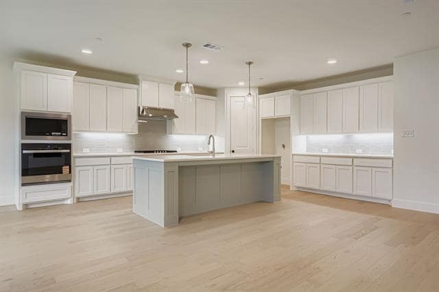 Building Photo - 3529 Kings Ct Dr