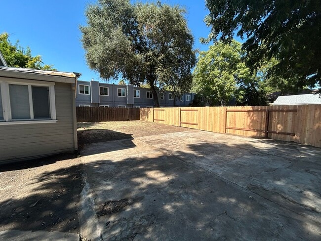Building Photo - 4 bedroom 2 bath next to Chico State with ...