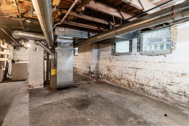 Building Photo - 25 E Blake Ave