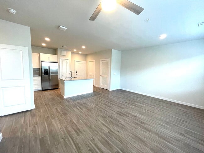 Building Photo - 9219 Vista W Dr