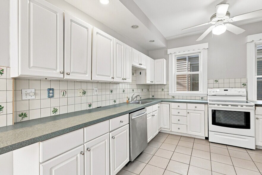 Building Photo - 147 Murdock St