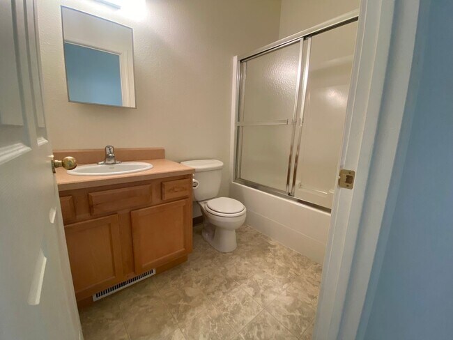 Building Photo - 2 bedroom, 2-1/2 bath condo - close to Mal...