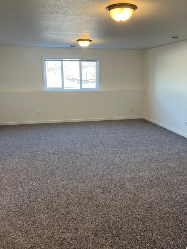 Building Photo - 4 Bed  3 Bath Twin Home