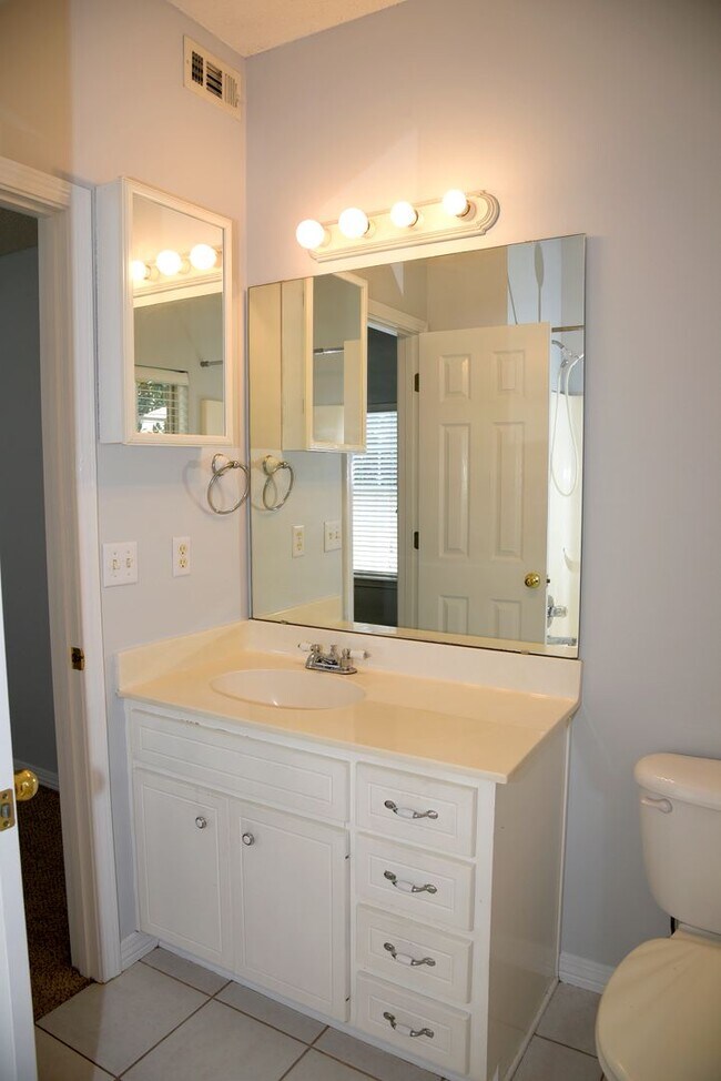 Building Photo - Rare 3 Bedroom Condo in Niceville!