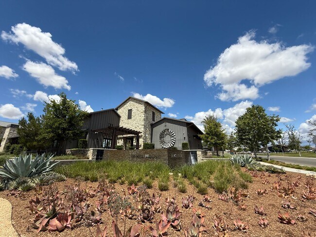 Building Photo - 3 bedroom, 2 bathroom home located in the vibrant community of Madera, CA