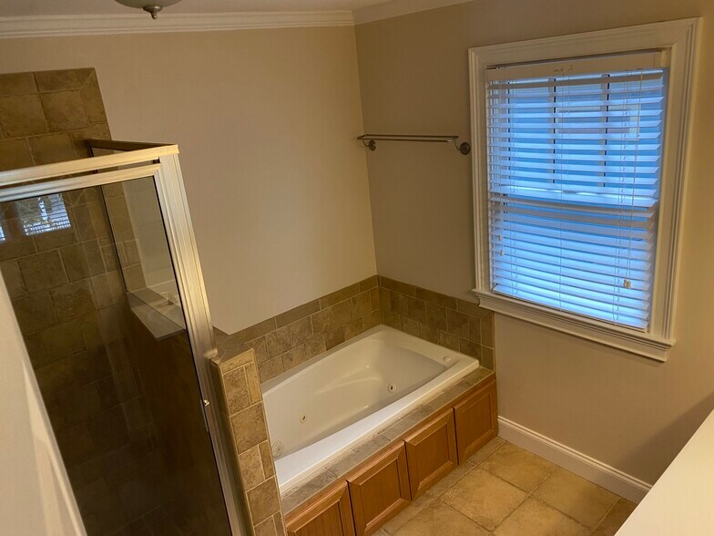 Full jacuzzi bathtub with separate rainfall shower - 945 Longley Ave NW