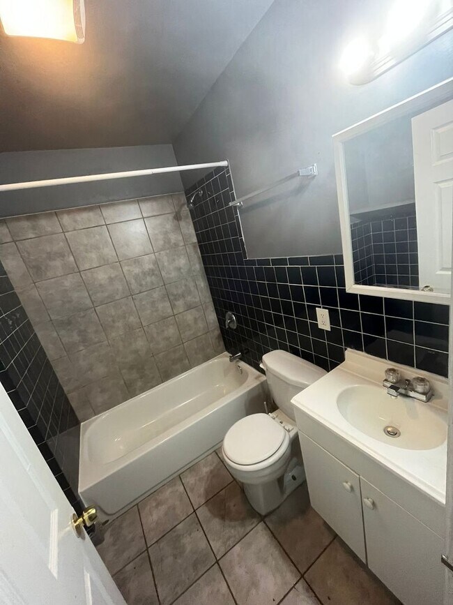 Building Photo - Spacious & Smart Layout! 3-bedroom, 1-bath...