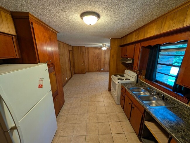 Building Photo - 3 Bedroom, 1.5 Bath Home with HVAC & Fenced Backyard