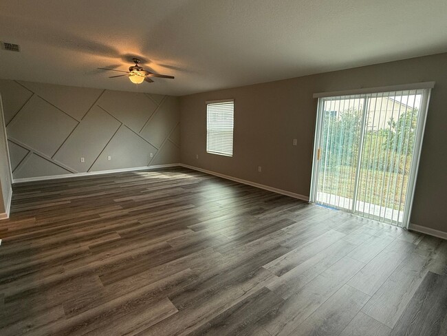 Building Photo - 3/2 Haines City Home with new floors