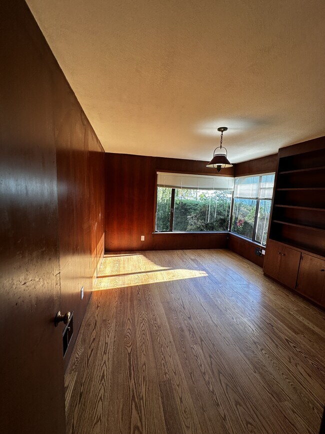 Building Photo - 2036 Braemar Rd