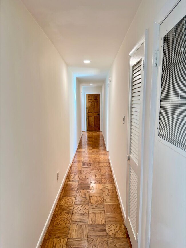 Building Photo - Rarely available 3-Bed, 2-Bath condo in th...
