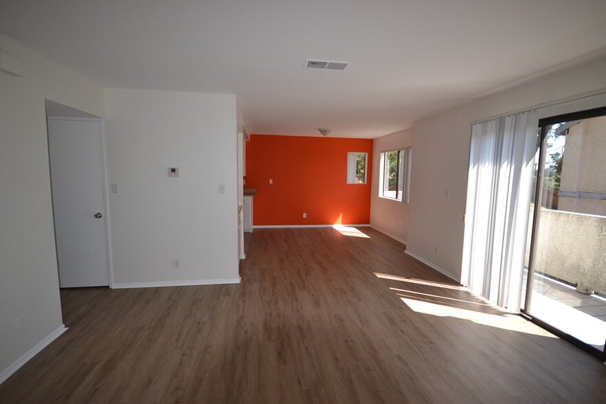 Living room/dining room - 3165 Weldon Ave