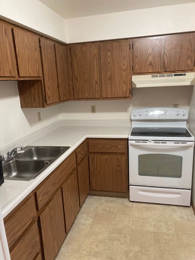 Building Photo - 2 Bedroom 1 Bath apartment on upper level