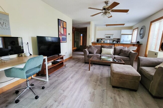 Building Photo - 140 Paquette Cir