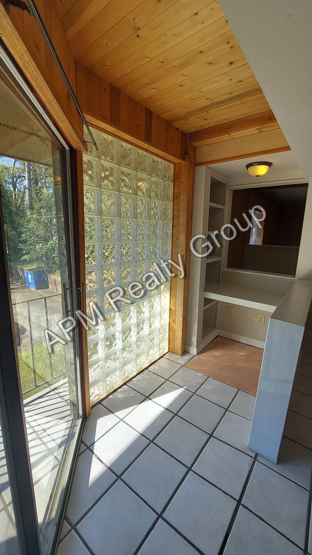 Building Photo - Studio apartment in Rosewood