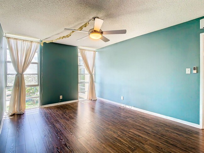 Building Photo - 7400 Sun Island Dr S