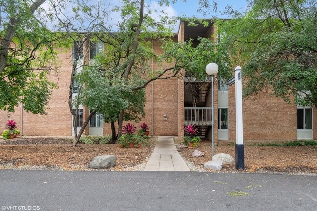 Building Photo - 1601 Fairway Dr