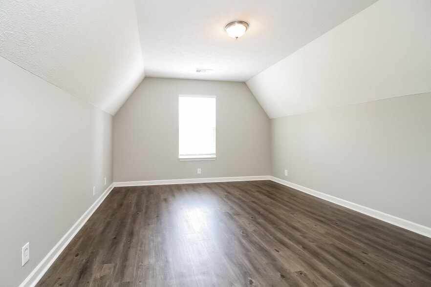 Building Photo - 3079 Roscommon Dr